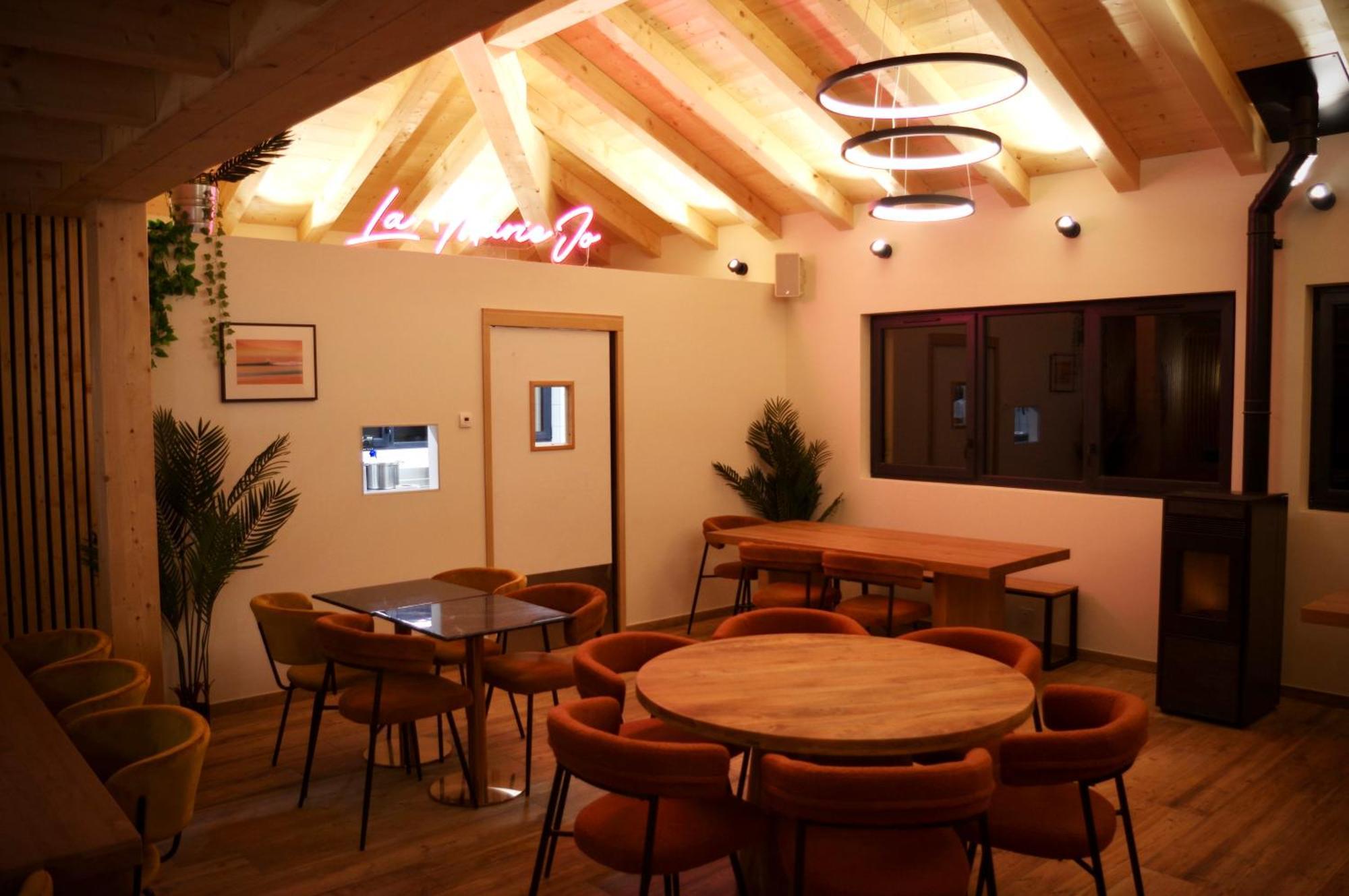 1861 Chatel Hostel Exterior photo
