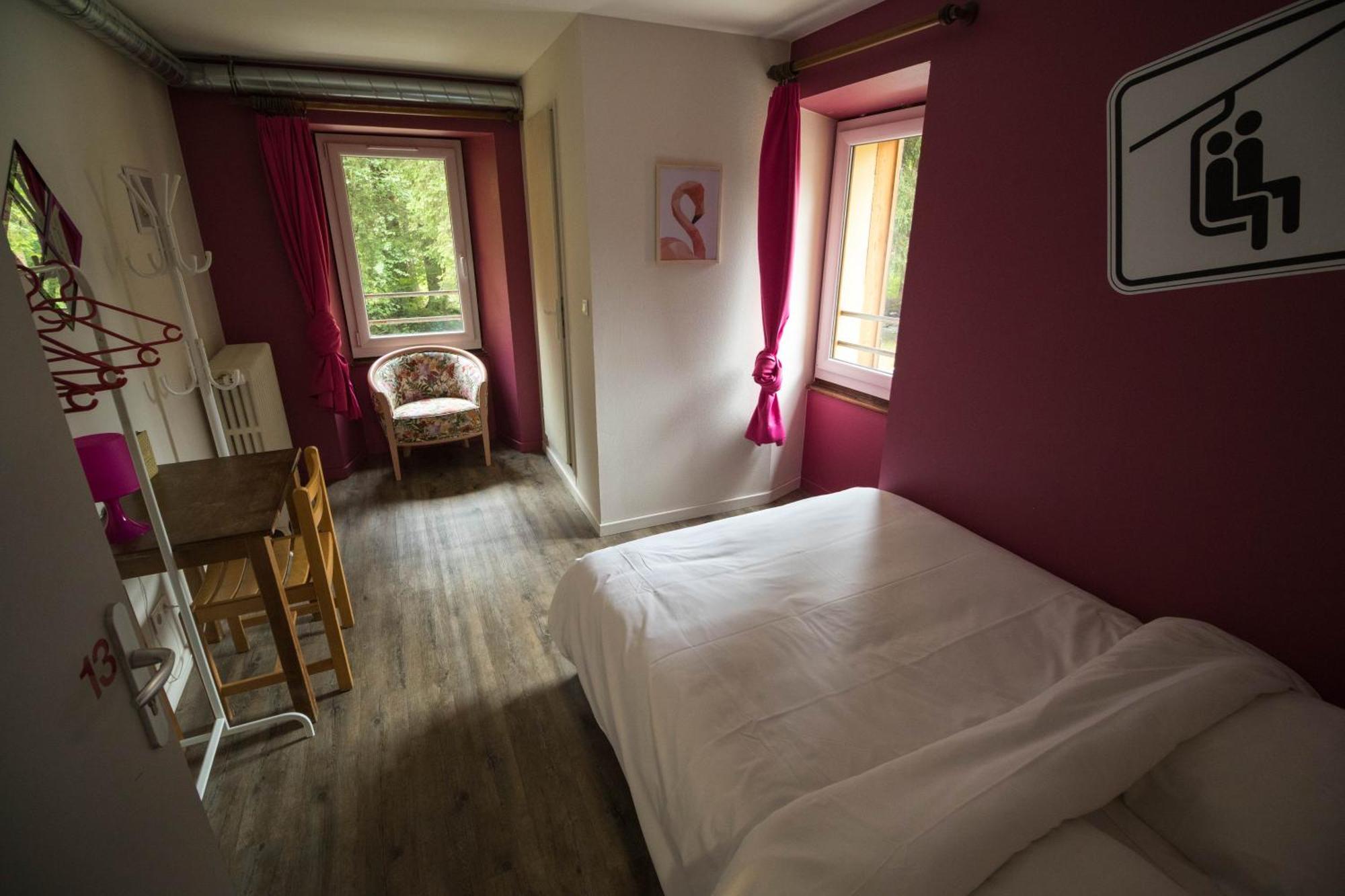 1861 Chatel Hostel Exterior photo