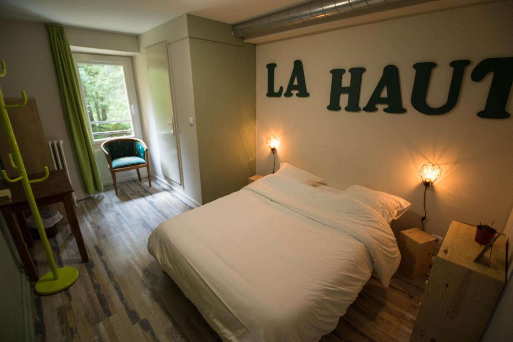 1861 Chatel Hostel Exterior photo