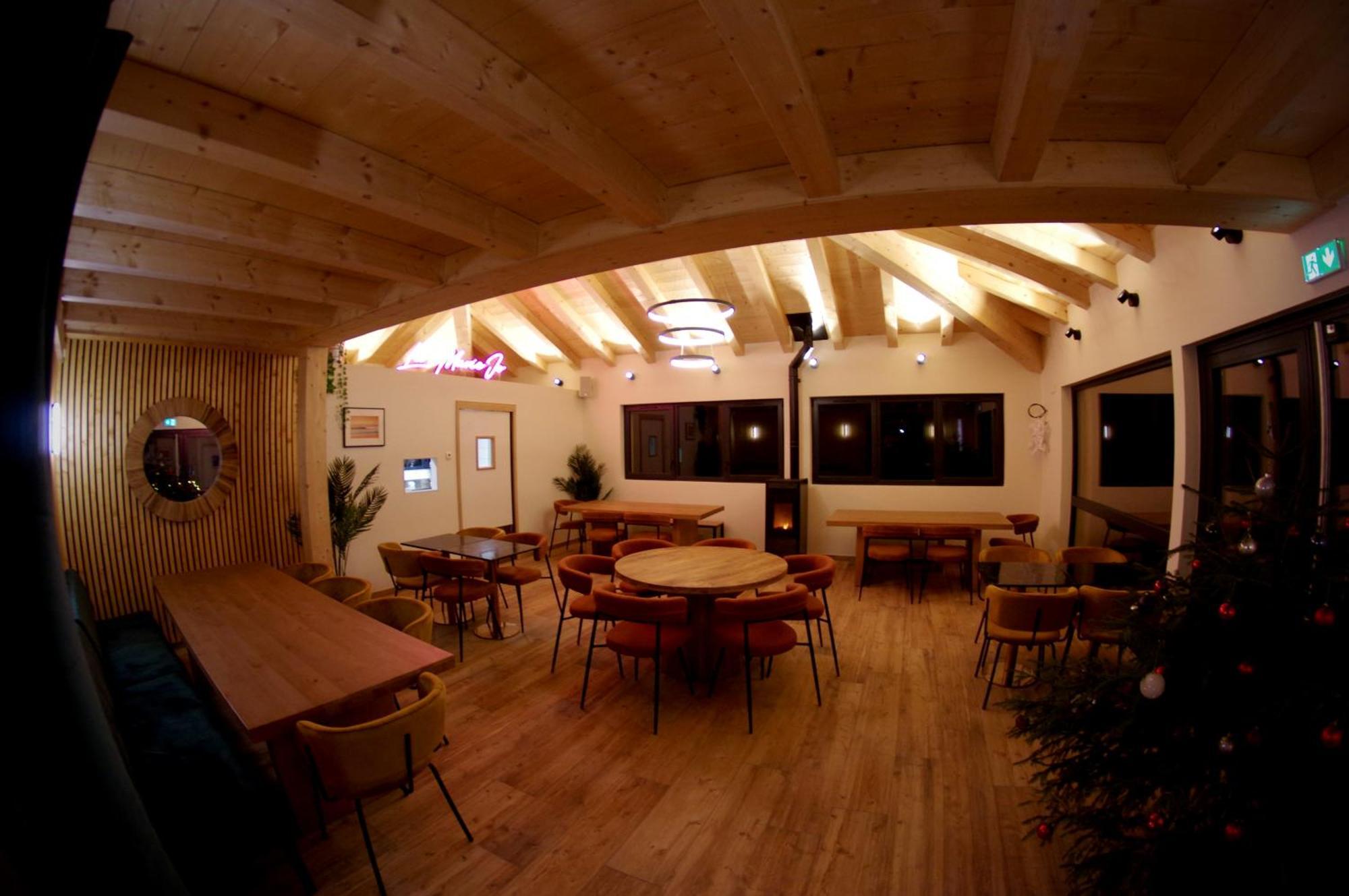 1861 Chatel Hostel Exterior photo