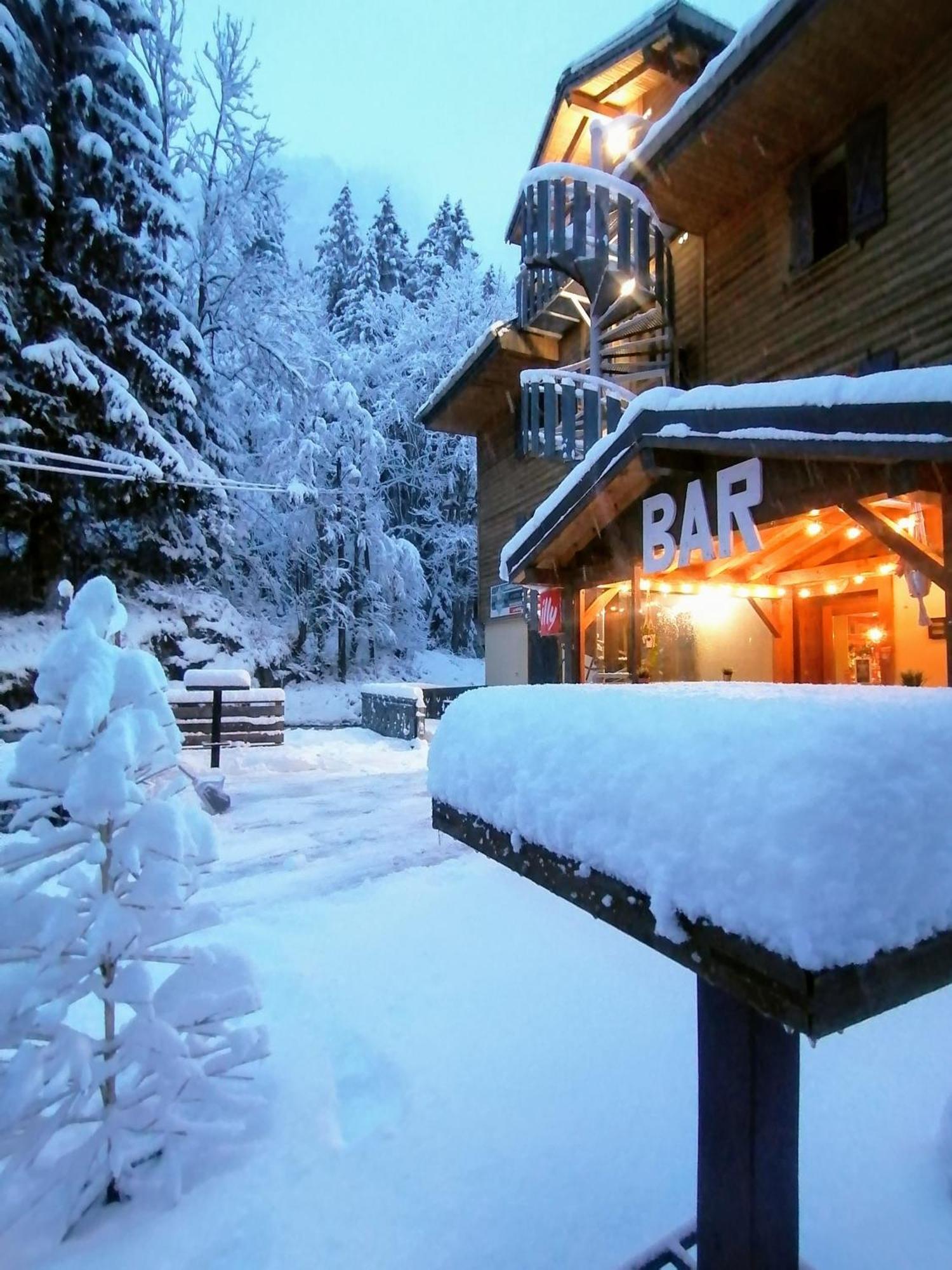 1861 Chatel Hostel Exterior photo