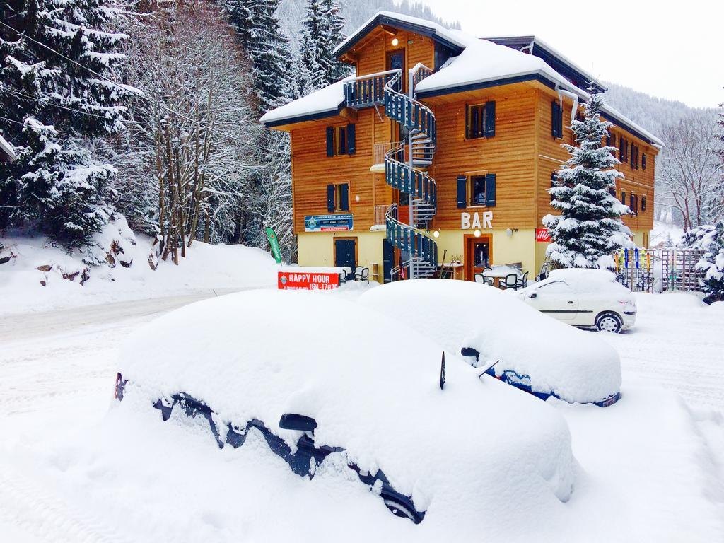 1861 Chatel Hostel Exterior photo
