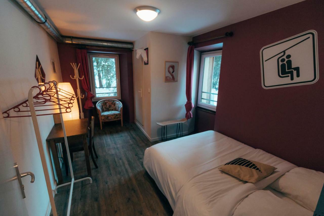 1861 Chatel Hostel Exterior photo