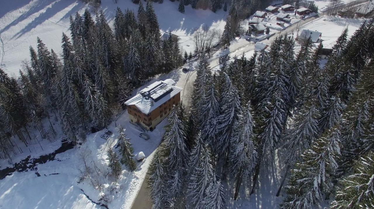 1861 Chatel Hostel Exterior photo